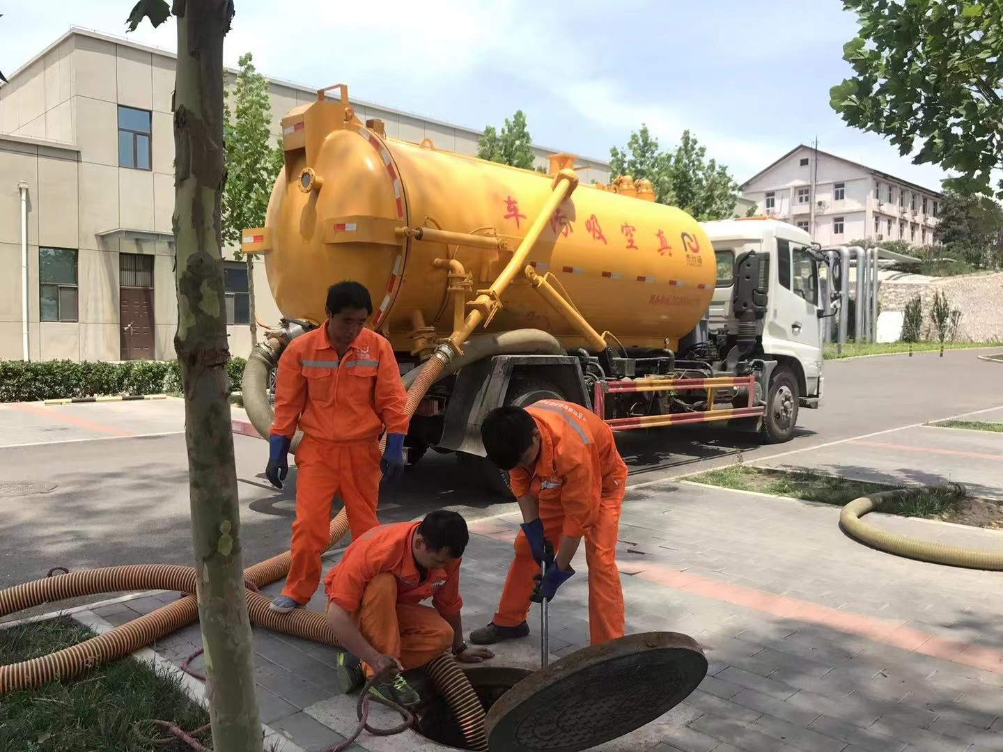 振安管道疏通车停在窨井附近