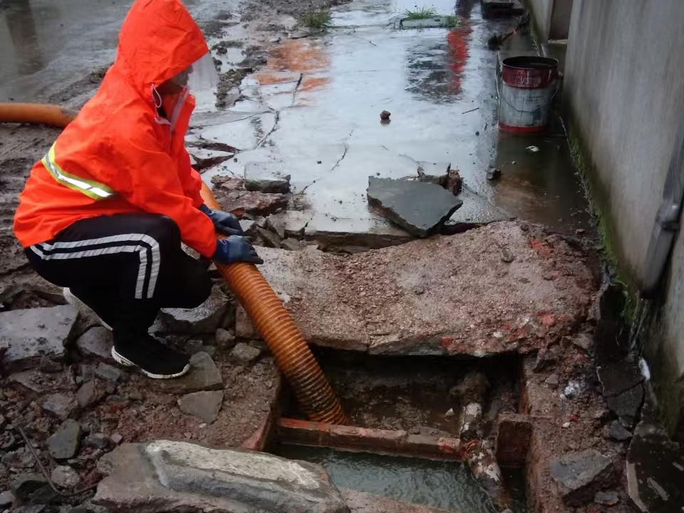 振安专业清理污水池 炜誉市政以规范流程守护城市 “肠道”